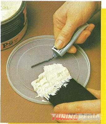 mezclar-base-y-catalizador-masilla