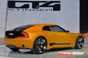Kia GT4 Stinger lateral derecho