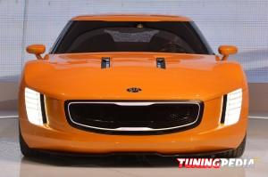 Kia GT4 Stinger delante 3