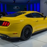 Ford Mustang 2015 angulo atras